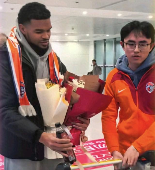 青岛海牛新赛季保级稳了？法国中场大牌外援确定加盟，已抵达青岛|埃朱马|青岛市|米兰-里斯蒂奇|萨里奇|中超_新浪体育_新浪新闻